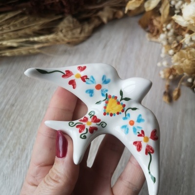Figura decorativa de cerâmica branca em forma de pássaro com pintura floral colorida