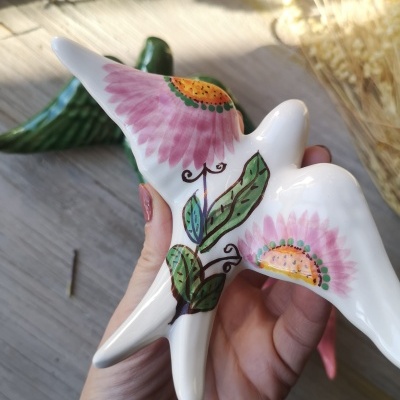 Figura de cerâmica em forma de pássaro com pintura floral colorida