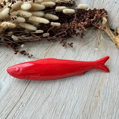 Peixe decorativo vermelho em cerâmica com ramos secos