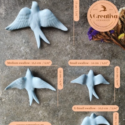 quatro andorinhas azuis de cerâmica em diferentes tamanhos com etiquetas de medidas, logótipo A.Creativa Ceramics e ramo de flores secas