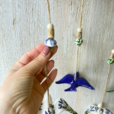 Colar decorativo com pássaros de cerâmica em corda rústica