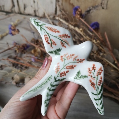 Pássaro decorativo em cerâmica branca pintado à mão