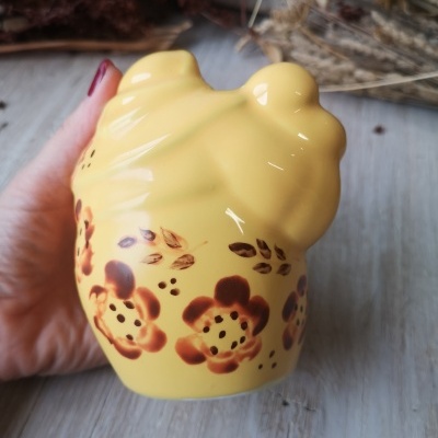 Saleiro cerâmico amarelo com flores castanhas e folhas pintadas