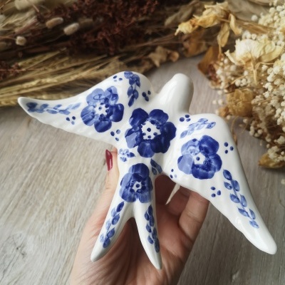 Passarinho decorativo de cerâmica branco com flores azuis
