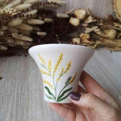 Vaso cerâmico branco com desenhos florais amarelos e verdes