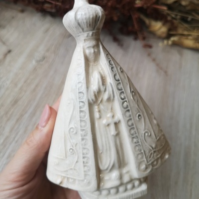 Estatueta religiosa branca em cerâmica com figura feminina e coroa