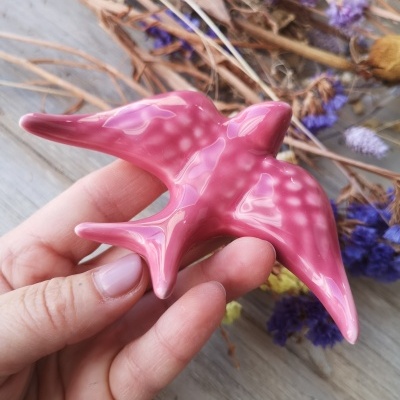 Peça decorativa em forma de pássaro cor-de-rosa com padrão de pontos brancos em cerâmica brilhante