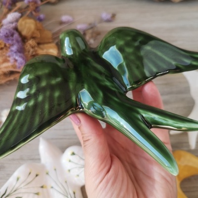 Estátua cerâmica verde em forma de pássaro