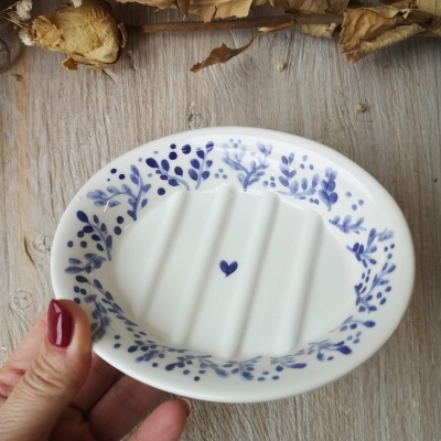 Prato para sabão de cerâmica branca com padrão azul floral e coração azul.