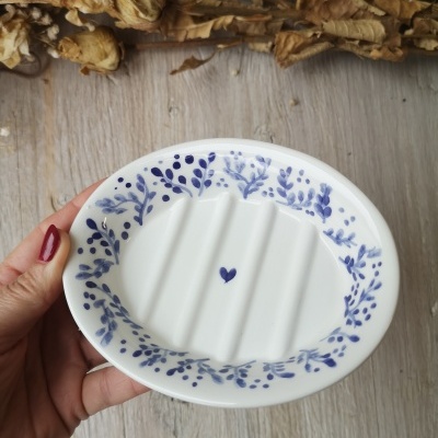 Saboneteira de cerâmica branca com decoração azul floral e coração central