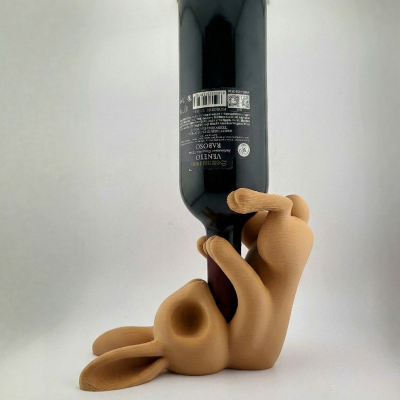 Suporte para garrafa de vinho em forma de coelho a segurar uma garrafa