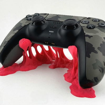 Comando de consola camuflado com slime vermelho por baixo