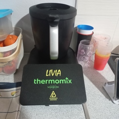Máquina de cozinha Thermomix Vorwerk com base preta e acessórios ao lado