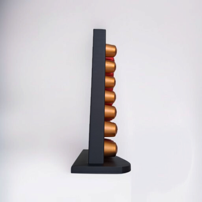 Suporte de cápsulas de café preto com cápsulas bronze