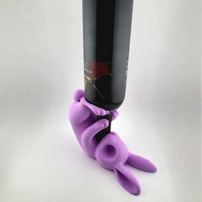 Suporte para garrafa de vinho em forma de coelho roxo a segurar garrafa