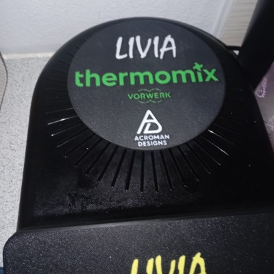 Máquina de cozinha preta com texto escrito LIVIA thermomix VORWERK ACROMAN DESIGNS