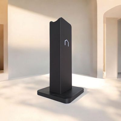 Coluna negra retangular com símbolo branco em suporte quadrado preto