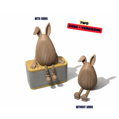 Duas figuras decorativas castanhas com orelhas de coelho e pernas articuladas, uma com braços sentada numa caixa