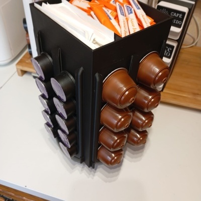 Organizador preto para cápsulas de café com cápsulas e açúcar