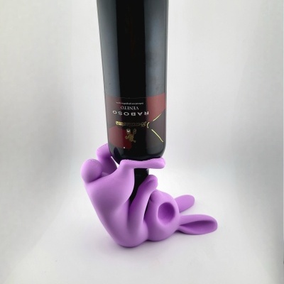 Suporte roxo para garrafa em forma de coelho com uma garrafa de vinho RABOSO VENETO