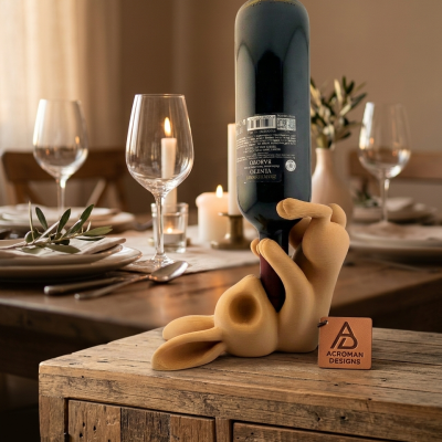 Suporte de garrafa de vinho em forma de coelho de madeira com garrafa ao contrário sobre móvel rústico.