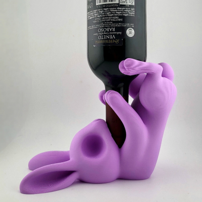 Suporte lilás em forma de coelho segurando garrafa de vinho preta