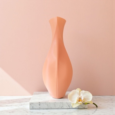 Vaso decorativo cor salmão com flor orquídea branca sobre base de mármore