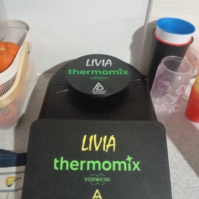 Máquina de cozinha preta com tampas personalizadas LIVIA thermomix VORWERK ACROMAN DESIGNS sobre bancada de cozinha