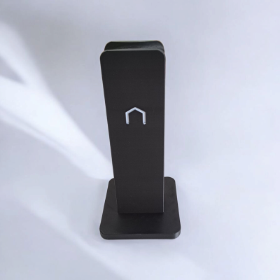 Suporte preto vertical com base quadrada e logótipo branco de casa