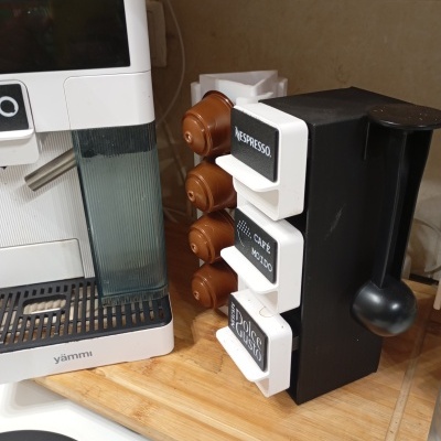 Suporte para cápsulas Nespresso junto a máquina de café sobre bancada de madeira