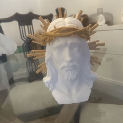 Busto branco decorativo de Jesus Cristo com coroa de espinhos e raios dourados