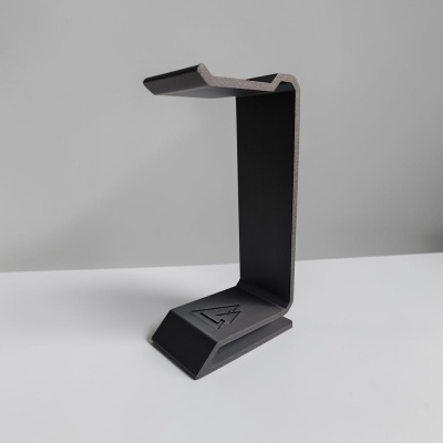 Suporte preto para auscultadores em metal com logótipo gravado.