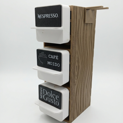 Porta cápsulas de café em madeira com gavetas brancas e frentes pretas com texto