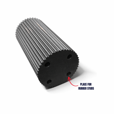 Peça cilíndrica preta estriada com orifícios na base e texto sobre fundo branco