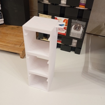 Organizador branco de plástico com três compartimentos quadrados