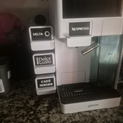 Máquina de café branca Yämmi com suportes rotativos para diferentes tipos de café