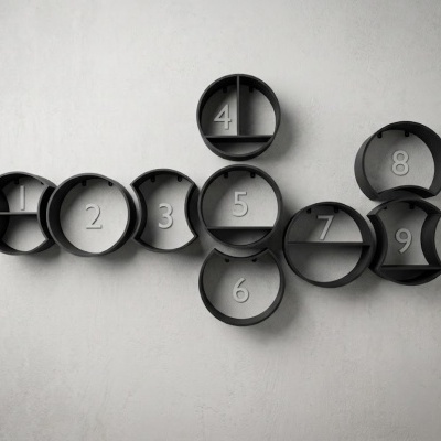 Prateleiras de parede pretas circulares e curvas numeradas