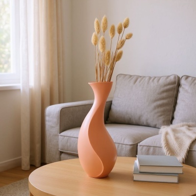 Vaso curvado com flores secas sobre mesa redonda de madeira na sala