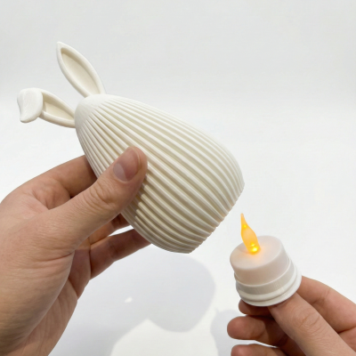 Vaso decorativo branco com orelhas de coelho e vela LED amarela