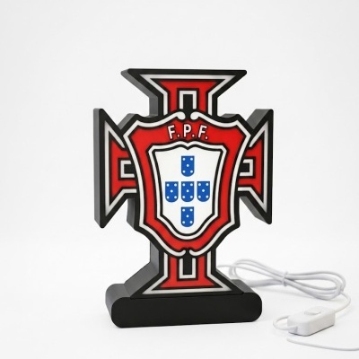 Luminária decorativa em forma de escudo com cruz nas cores vermelha, branca, preta e azul com letras F.P.F.