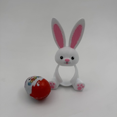 Brinquedo de coelho branco com bonitas orelhas cor-de-rosa e ovo Kinder Surprise