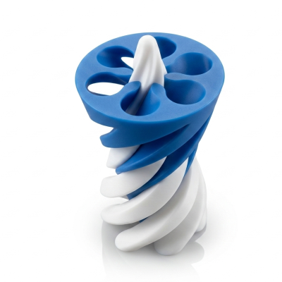 Escultura espiral azul e branca com orifícios no topo