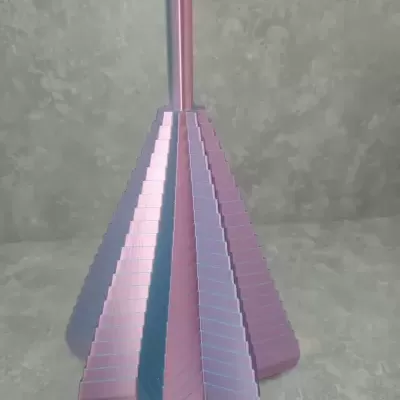 Escova de couro cabeludo metálica rosa com formato em leque e textura de linhas horizontais