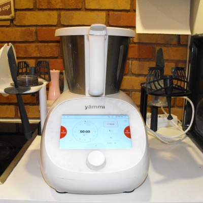 Robot de cozinha branco yämmi com jarro metálico e ecrã digital
