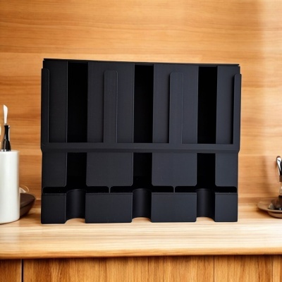 Organizador de plástico preto com divisórias em superfície de madeira