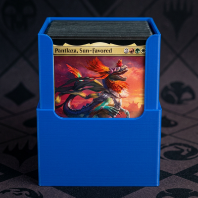 Cartas de jogo colecionável organizadas em estojo azul com carta visível de criatura mítica e cores vibrantes