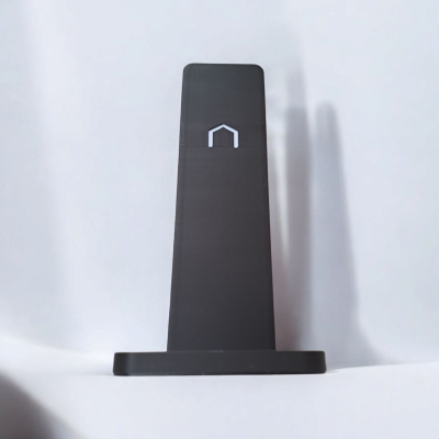 Suporte vertical preto para telemóvel com símbolo branco de casa