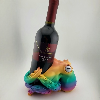 Suporte para vinho em forma de polvo colorido com garrafa de vinho