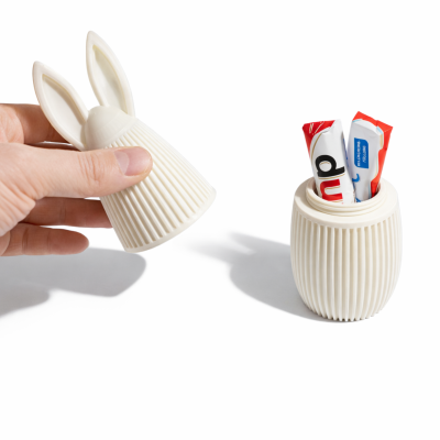 Caixa branca estriada com tampa em forma de orelhas de coelho