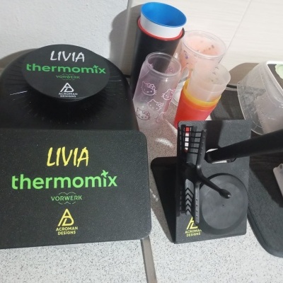 Acessórios para Thermomix com copos de plástico decorados na bancada da cozinha.